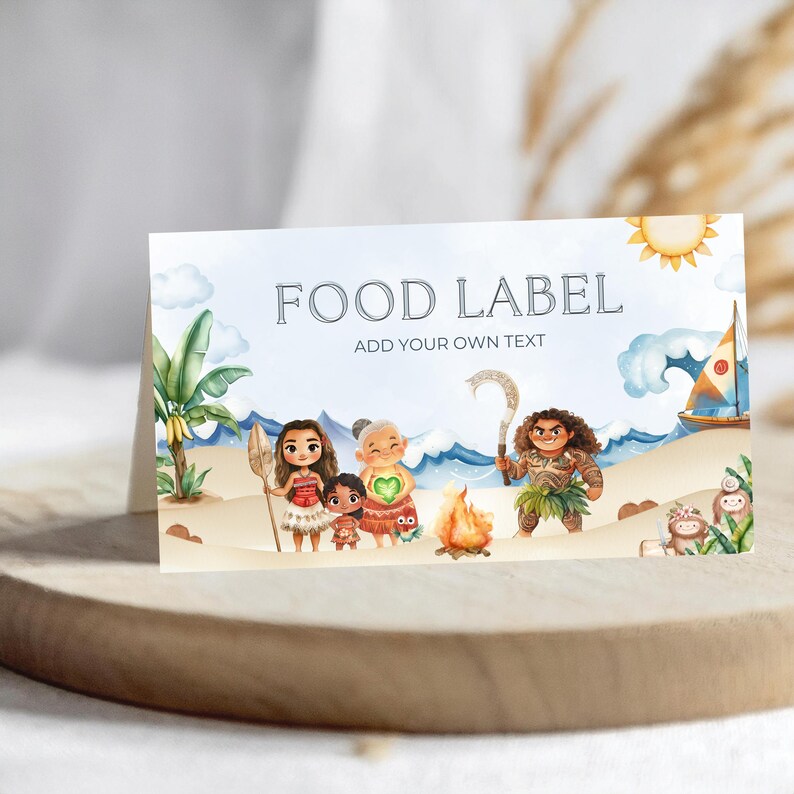 Puede incluir: Una etiqueta de comida plegada con una ilustraci&oacute;n de una escena de playa. La etiqueta presenta el texto "FOOD LABEL" y "ADD YOUR OWN TEXT". La ilustraci&oacute;n incluye personajes de dibujos animados, una hoguera, un velero y un sol.