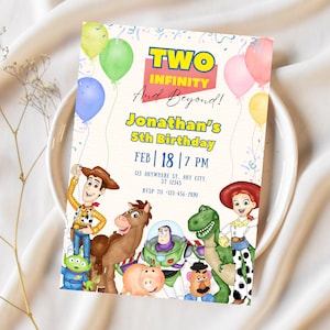 Può includere: Un invito di compleanno a tema Toy Story con uno sfondo colorato di palloncini e coriandoli. L'invito presenta il testo "TWO INFINITY And Beyond!" e "Jonathan's 5th Birthday". L'invito include anche la data e l'ora della festa, nonché l'indirizzo e le informazioni RSVP.