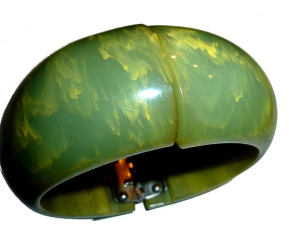 Vintage Bakelite Clamper Green & Yellow Bakelite.