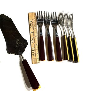 Juego de tenedores y cubiertos de postre vintage de baquelita en color granate y amarillo, década de 1960