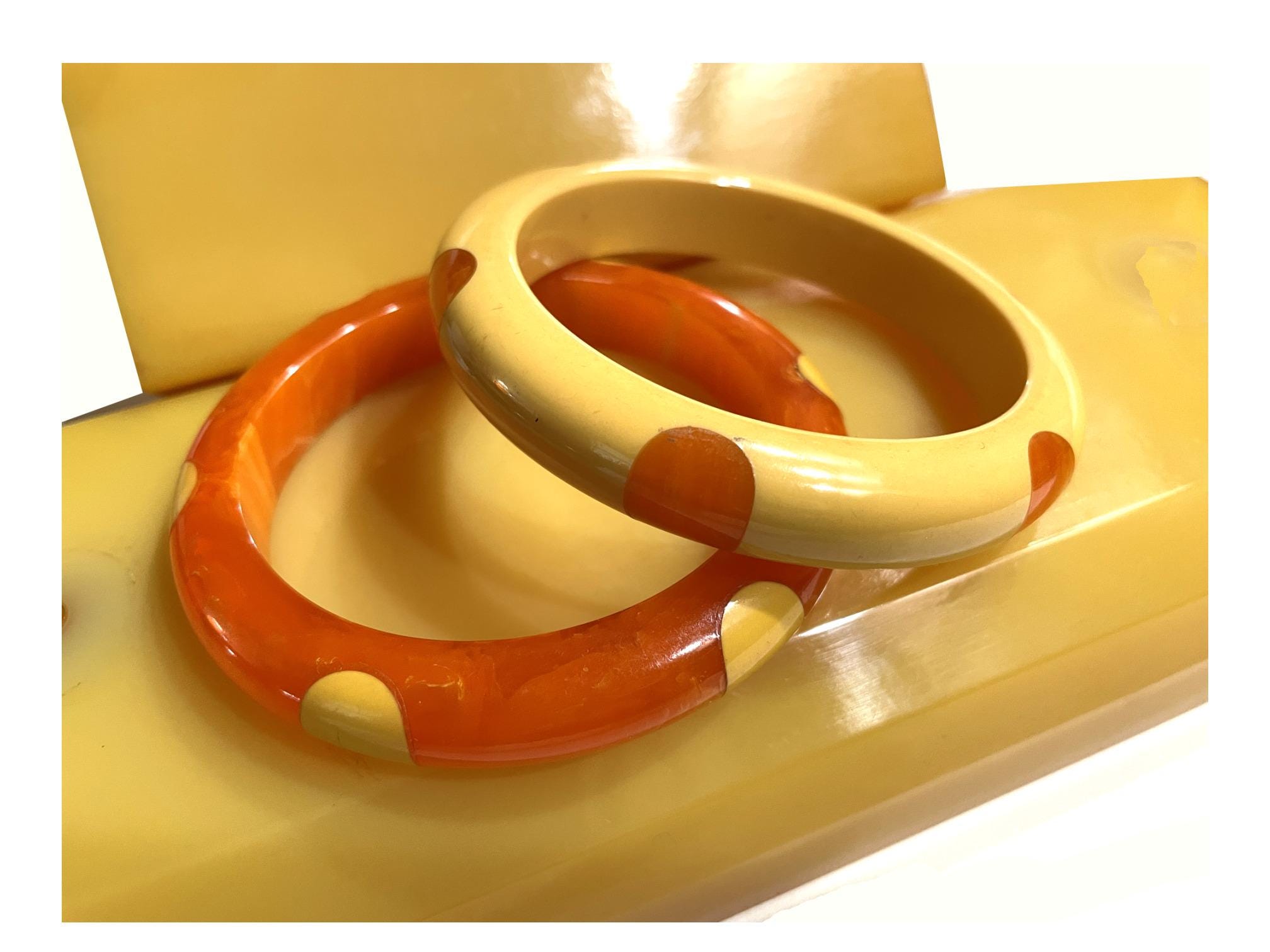 (vintage)Bakelite アンバーベイクライトスタッズバングル Vintage Bakelite Bangle Pair, Orange & Yellow Polka Dot Bracelets