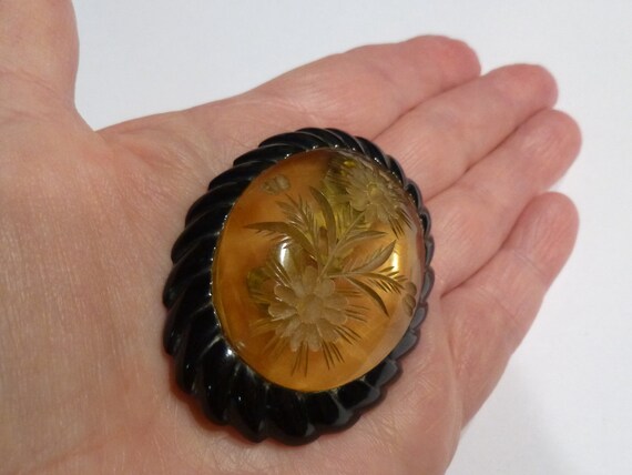 Bakelite Clip. Vintage Carved Laminated Two Tone … - image 2