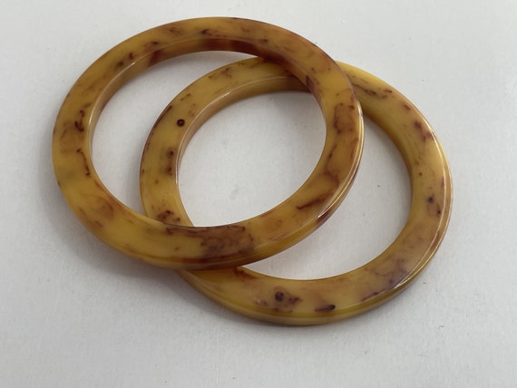 Pair of Matching FLAT Bakelite Bangles. Cool Tan … - image 2