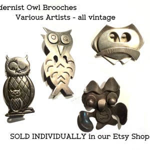 Pu&ograve; includere: Una collezione di cinque spille vintage a forma di gufo in argento. I gufi sono tutti di stili diversi, ma hanno tutti un'estetica modernista. Il testo "Modernist Owl Brooches" e "Various Artists - all vintage" &egrave; in alto nell'immagine. Il testo "SOLD INDIVIDUALLY in our Etsy Shop" &egrave; in basso nell'immagine.