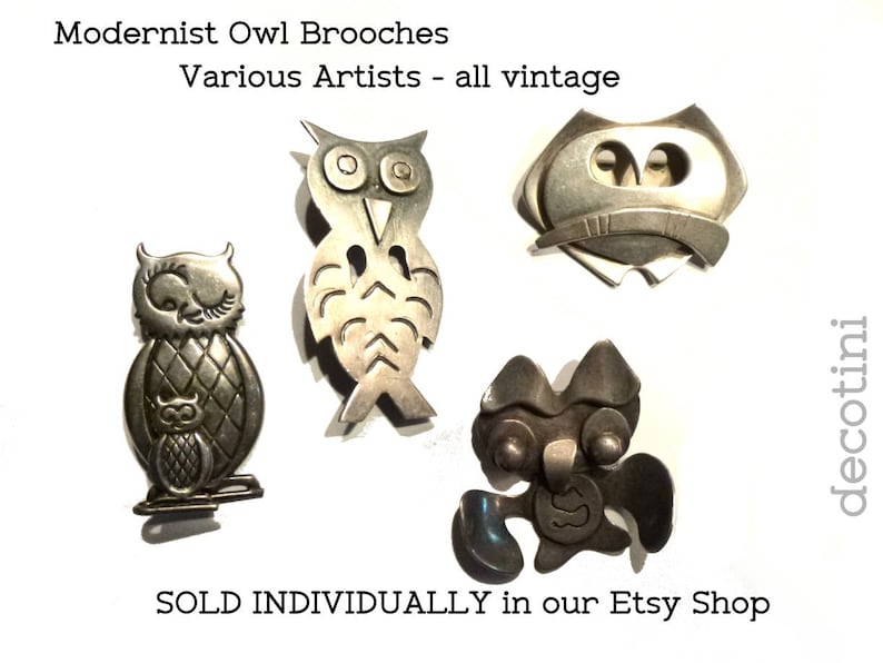 Pu&ograve; includere: Una collezione di cinque spille vintage a forma di gufo in argento. I gufi sono tutti di stili diversi, ma hanno tutti un'estetica modernista. Il testo "Modernist Owl Brooches" e "Various Artists - all vintage" &egrave; in alto nell'immagine. Il testo "SOLD INDIVIDUALLY in our Etsy Shop" &egrave; in basso nell'immagine.