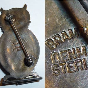 Pu&ograve; includere: Spilla a forma di gufo in argento con una spilla sul retro. Il retro della spilla &egrave; timbrato con "Brammer Denmark Sterling".