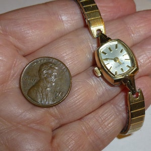 1974 Bulova Ladies Tiny Wrist Watch. Runs. Manual Wind 17 Jewel Watch.