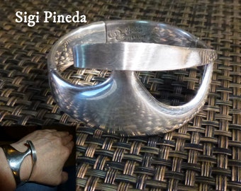 Modernist Sigi Pineda Sterling Silver Hinged Bracelet. Fabulous. Vintage 1960s Taxco Mexican Silver.