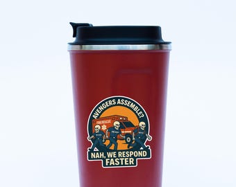 Puede incluir: Taza de viaje roja con una pegatina que dice "Avengers Assemble? Nah, We Respond Faster". La pegatina presenta una imagen de dibujos animados de un camión de bomberos y esqueletos.