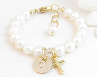 Pulsera de perlas auténticas con inicial dorada y dije de cruz para bebé, niña o adolescente, regalo personalizado para bautizo, primera comunión y confirmación.