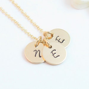 Collar con inicial de oro y dijes de 1, 2, 3 o 4 letras, regalo de joyería personalizado para mamá, madre, novia, nonna, nana, mimi, abuela, Lolli.