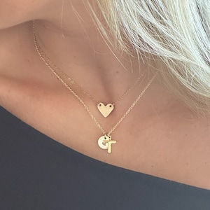 Collar de cruz de oro personalizado, colgante de inicial pequeña chapado en oro, regalo de confirmación para primera comunión y bautismo de adultos y niñas.