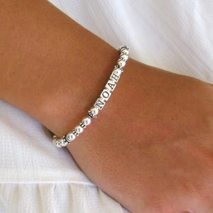 Pulsera con nombre y cuentas para Nonna, Mimi, Gigi, Nana, Abuela, Gramma, Grammy, Mema, Lolli, Mamá, Mami. Joyería personalizada para ella. Regalo para el Día de la Madre.