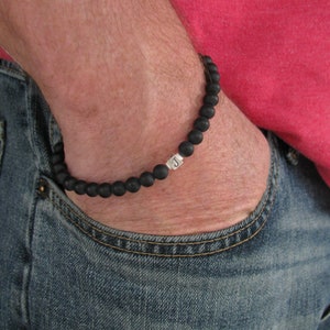 Pulsera de ónix negro personalizada para hombre con monograma inicial o nombre en plata esterlina, regalo del Día del Padre, pulsera unisex de cuentas negras de 6 mm.