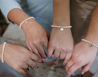 Pulsera personalizada de perlas auténticas para damas de honor o niñas de las flores, joyería con iniciales de perlas, pulsera con dije de oro, regalo de agradecimiento para la fiesta de bodas.