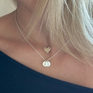 Collar personalizado con dos iniciales, plata de ley con 2, 3 y 4 discos con dijes de letras, joyería familiar personalizada, regalo para novia, esposa o pareja.