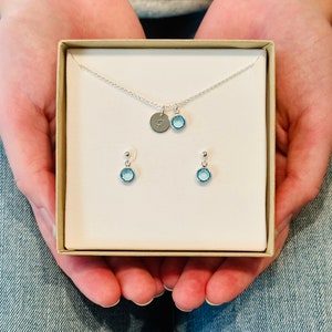 Collar con inicial de plata esterlina y pendientes a juego para niña, adolescente o preadolescente. Regalo personalizado con piedra de nacimiento para nieta o hija.