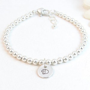 Pulsera de plata de ley con inicial de 4 mm para niña, preadolescente o adolescente. Pulsera de plata para bebé. Joyería personalizada. Pulsera con dije de letra y cuentas.