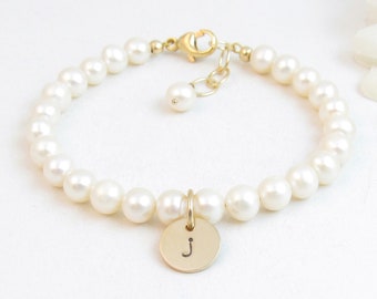 Pulsera de perlas reales con dije inicial de oro para niña o adolescente, personalizada con cierre de oro, ideal como regalo de bautismo.