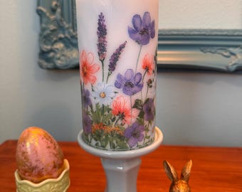 Vela cilíndrica floral de primavera: Regalo y decoración artesanal para el Día de la Madre en primavera.