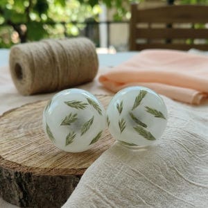 ユニークなヴィンテージスタイルの白い樹脂製キャビネットノブ、本物の草と真珠を使ったキッチン食器棚の取っ手、植物モチーフの引き出し取っ手、家具用金具