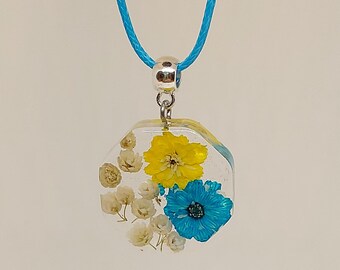 Collar con colgante de resina de flores prensadas: diseño de vitral