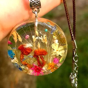 Mushroom Necklace Resin Pendant with Pressed Flowers Botanical Jewelry Forest Necklace Fairycore Nature Gift Cottagecore Pendant