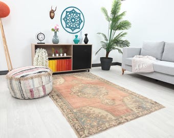 120 x 210 cm großer, neutraler Vintage-Teppich aus türkischer Wolle | Verwaschener rot-beiger Wollteppich fürs Wohnzimmer | Traditionelles Boho-Dekor mit Blumenmuster