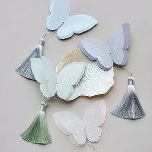 Tarjetas de lugar con nombre escrito a mano con mariposas y borlas Tarjetas de lugar para bodas Tarjetas de asiento plegadas Etiquetas de nombre para bodas Tarjetas de nombre de mesa con borlas