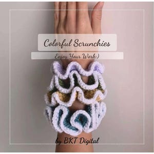 Op de afbeelding: Drie kleurrijke gebreide haarbandjes in tinten paars, groen, geel en blauw. De haarbandjes zijn op elkaar gestapeld op de pols van een persoon. De tekst "Colorful Scrunchies" en "Enjoy Your Work!" wordt boven de haarbandjes weergegeven. De tekst "by BKT Digital" wordt onder de haarbandjes weergegeven.