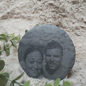 Personalisierte Schieferplatte mit Foto Gravur – Lasergraviertes Geschenk Hochzeit, Jubiläum, Geburtstag – Rund, Quadratisch, Herzform