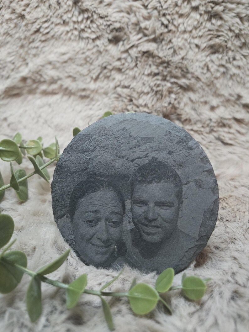 Personalisierte Schieferplatte mit Foto Gravur – Lasergraviertes Geschenk Hochzeit, Jubiläum, Geburtstag – Rund, Quadratisch, Herzform