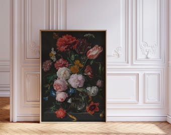 Puede incluir: Una pintura antigua de bodegón con un ramo de flores coloridas en un jarrón de vidrio. Las flores incluyen flores rojas, rosas, blancas y amarillas. El fondo es verde oscuro.