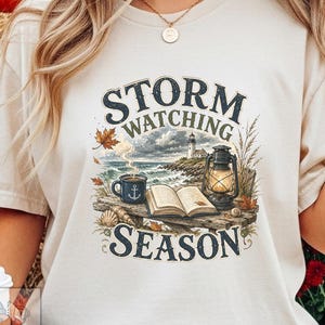 Imagen PNG de la temporada de observación de tormentas / Diseño de faro costero de otoño / Gráfico para camiseta acogedora de día lluvioso / Ropa para amantes del mar en otoño / Descarga digital