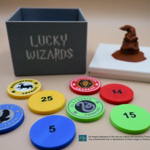 Pu&ograve; includere: Un set di pedine da gioco colorate con numeri e stemmi delle case dell'universo di Harry Potter. Le pedine da gioco sono in una scatola grigia con le parole "Lucky Wizards" stampate sul davanti. &Egrave; incluso anche un Cappello Parlante.
