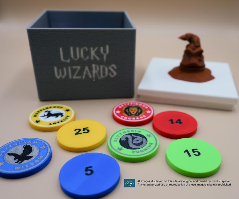 Pu&ograve; includere: Un set di pedine da gioco colorate con numeri e stemmi delle case dell'universo di Harry Potter. Le pedine da gioco sono in una scatola grigia con le parole "Lucky Wizards" stampate sul davanti. &Egrave; incluso anche un Cappello Parlante.
