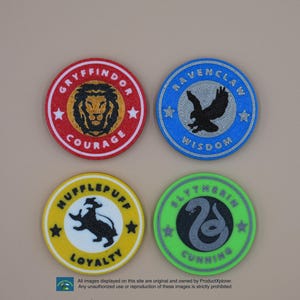 Pu&ograve; includere: Quattro sottobicchieri rotondi e colorati con gli stemmi e i motti delle case di Hogwarts. Gli stemmi sono Grifondoro, Tassorosso, Corvonero e Serpeverde. I sottobicchieri sono realizzati in un materiale testurizzato e hanno uno sfondo bianco.