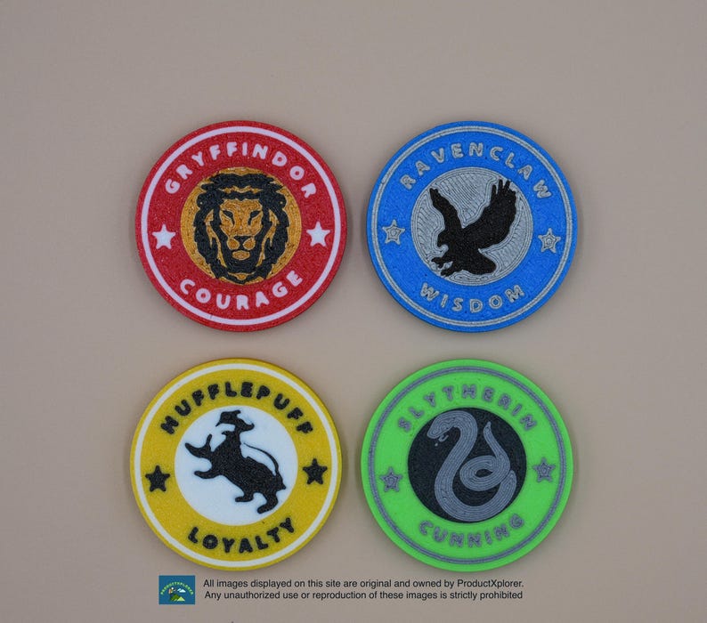 Pu&ograve; includere: Quattro sottobicchieri rotondi e colorati con gli stemmi e i motti delle case di Hogwarts. Gli stemmi sono Grifondoro, Tassorosso, Corvonero e Serpeverde. I sottobicchieri sono realizzati in un materiale testurizzato e hanno uno sfondo bianco.