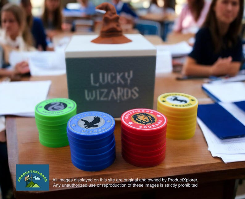 Pu&ograve; includere: Un mucchio di gettoni da gioco colorati con diversi simboli e testi, tra cui "Cappello Smistamento", "Coraggio" e "Intelligenza e Saggezza". I gettoni sono su un tavolo di legno con una scatola su cui &egrave; scritto "Lucky Wizards".
