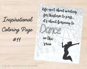 Peut inclure: Une page de coloriage en noir et blanc avec le texte "Life isn't about waiting for the storm to pass... it's about learning to Dance in the rain". Le motif montre la silhouette d'une personne sautant avec un parapluie sous la pluie.