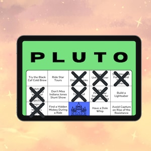 Może przedstawiać: Cyfrowa karta do bingo ze słowem "PLUTO" na górze. Karta ma zielone tło i zawiera różne aktywności związane z Disneyem. Niektóre kwadraty są oznaczone znakiem "X".