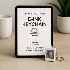 Peut inclure: Un porte-cl&eacute;s e-ink blanc avec une photo de femme, attach&eacute; &agrave; un porte-cl&eacute;s argent&eacute;. Le porte-cl&eacute;s est &agrave; c&ocirc;t&eacute; d'une tablette affichant "DIY INSTRUCTIONS E-INK KEYCHAIN" et "PDF & TEMPLATES DIGITAL DOWNLOAD".