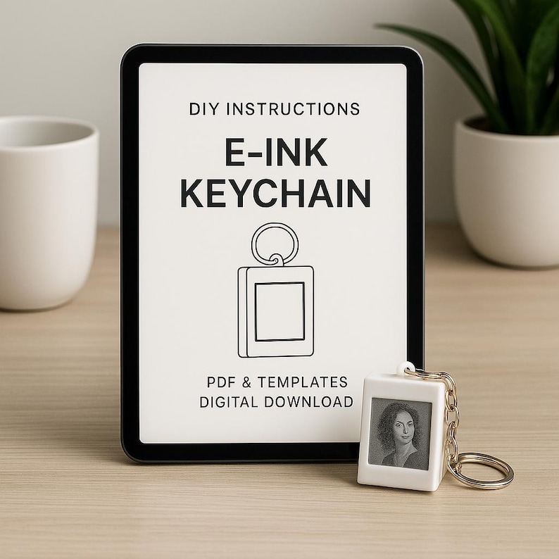 Peut inclure: Un porte-cl&eacute;s e-ink blanc avec une photo de femme, attach&eacute; &agrave; un porte-cl&eacute;s argent&eacute;. Le porte-cl&eacute;s est &agrave; c&ocirc;t&eacute; d'une tablette affichant "DIY INSTRUCTIONS E-INK KEYCHAIN" et "PDF & TEMPLATES DIGITAL DOWNLOAD".
