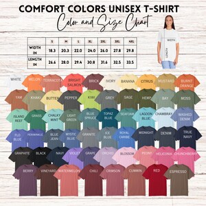 Pode incluir: Uma tabela de cores e tamanhos para camisetas unissex Comfort Colors. A tabela mostra uma variedade de cores de camisas, incluindo branco, mel&atilde;o e c&aacute;qui. As medidas s&atilde;o fornecidas em cent&iacute;metros para largura e comprimento, de S a 4XL.