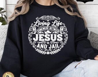 Vivendo a vida em algum lugar entre Jesus e a prisão Moletom: Western Cowgirl Humor Crewneck