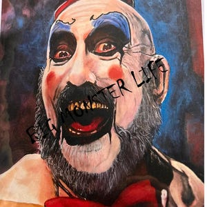 Puede incluir: Una pintura de acuarela de un payaso con un sombrero rojo, blanco y azul, una pajarita roja y una amplia sonrisa con dientes. La cara del payaso está pintada con maquillaje blanco, azul y rojo. El fondo es azul oscuro y rojo.