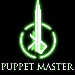 Puede incluir: Un logotipo verde neón sobre un fondo negro. El logotipo presenta un diseño de espada estilizada dentro de un círculo, con el texto "PUPPET MASTER" debajo. El diseño tiene un efecto brillante, creando un impacto visual.