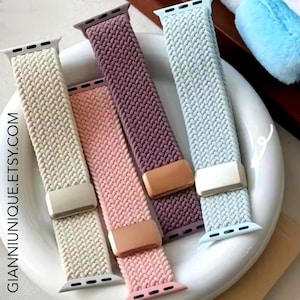 Pode incluir: Quatro pulseiras de relógio trançadas em creme, rosa, roxo e azul claro. Cada pulseira tem um conector e um fecho da mesma cor. As pulseiras são exibidas em um prato branco em forma de oval. O texto "GIANNIUNIQUE.ETSY.COM" é impresso verticalmente no lado esquerdo.