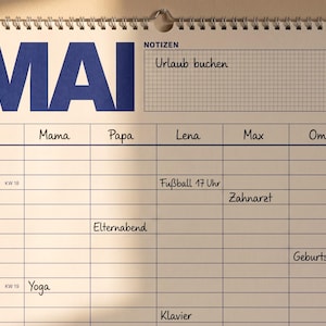 Calendario familiar 2027 A3 con 3, 4 o 5 columnas, planificador familiar en negrita con números de semana en rojo cereza, azul cobalto o rosa. imagen 3