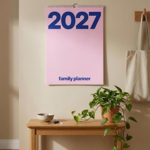Calendario familiar 2027 A3 con 3, 4 o 5 columnas, planificador familiar en negrita con números de semana en rojo cereza, azul cobalto o rosa. imagen 9